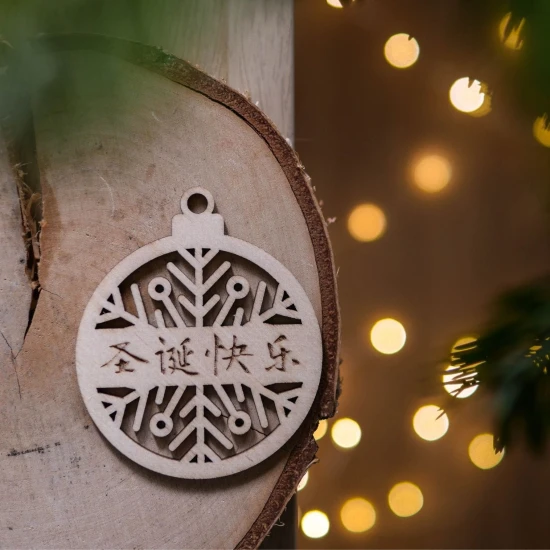 bombka z napisem „wesołych świąt” w języku azjatyckim, bombka świąteczna azjatycka, azjatycka bombka na choinkę