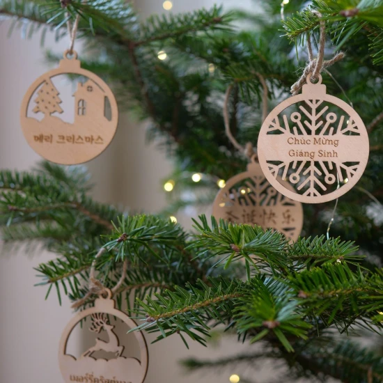 azjatyckie bombki świąteczne na choince, bombki świąteczne z napisem „wesołych świąt” w językach azjatyckich, drewniane azjatyckie bombki na choince
