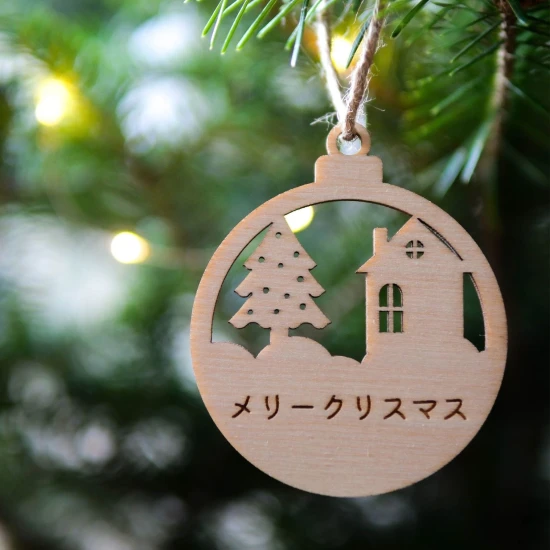 azjatycka drewniana bombka na choince, bombka z napisem „wesołych świąt” w języku azjatyckim, azjatycka bombka choinkowa
