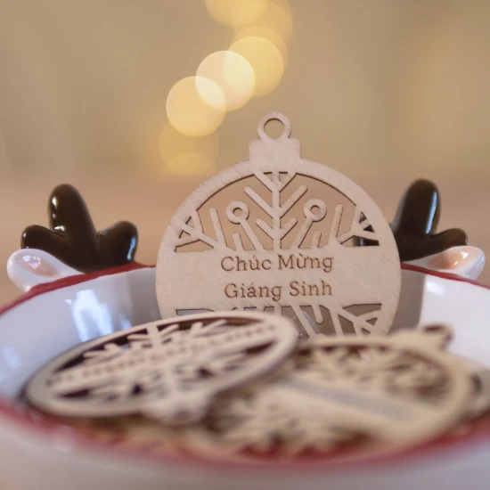 azjatyckie bombki choinkowe drewniane, azjatycka bombka choinkowa, bombka choinkowa z napisem „wesołych świąt” w języku azjatyckim