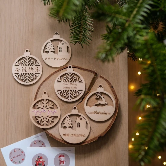 Bombka z napisem Wesołych Świąt po japońsku, tajsku, koreańsku, chińsku.jpg