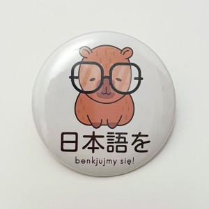 Przypinka japońska 'benkjujmy się' kapibara