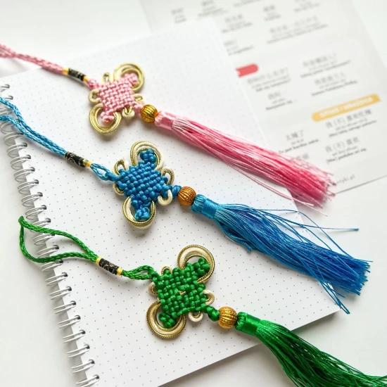 Chwost z tradycyjnym węzłem szczęścia - ozdobna zawieszka - różne kolory