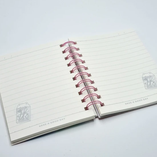 Notes na różowej spirali w szeroką linię z kolorowanką strony w linie